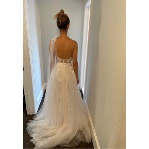 Wedding Dress Never Worn | A line | Size 4 | Tulle | One Shoulder | White